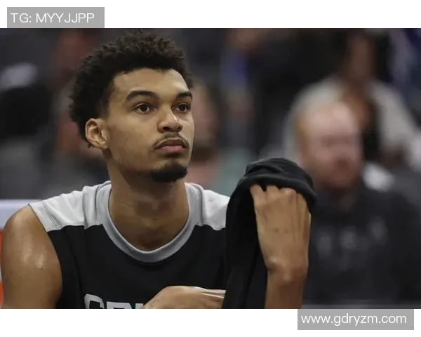 文班亚马右肩深静脉血栓康复重返赛场重燃篮球梦想